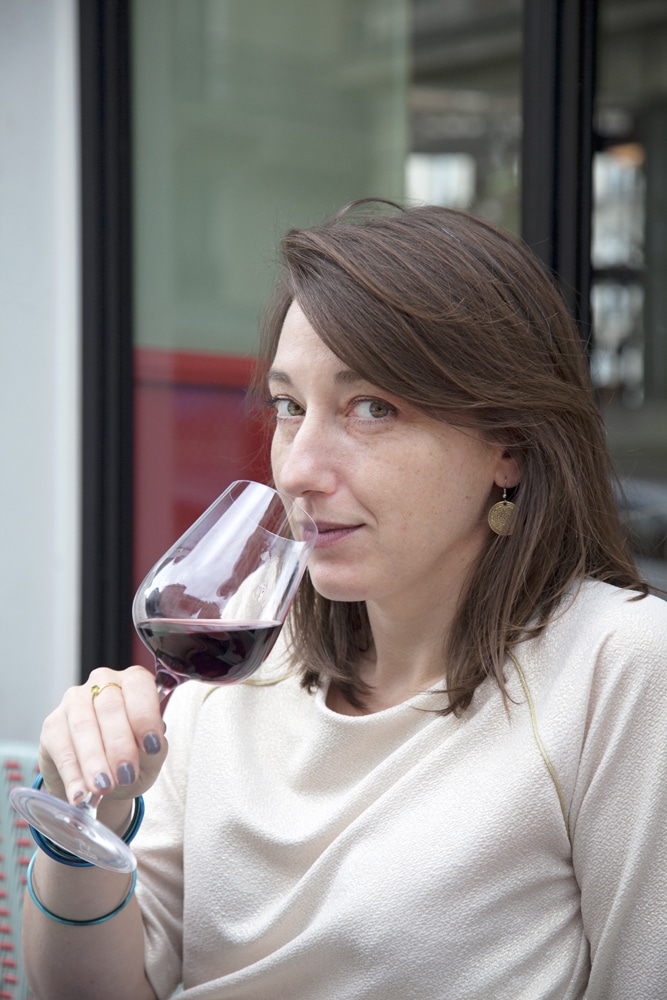 Portrait Aurélie Rovnanik dégustant un verre de vin rouge